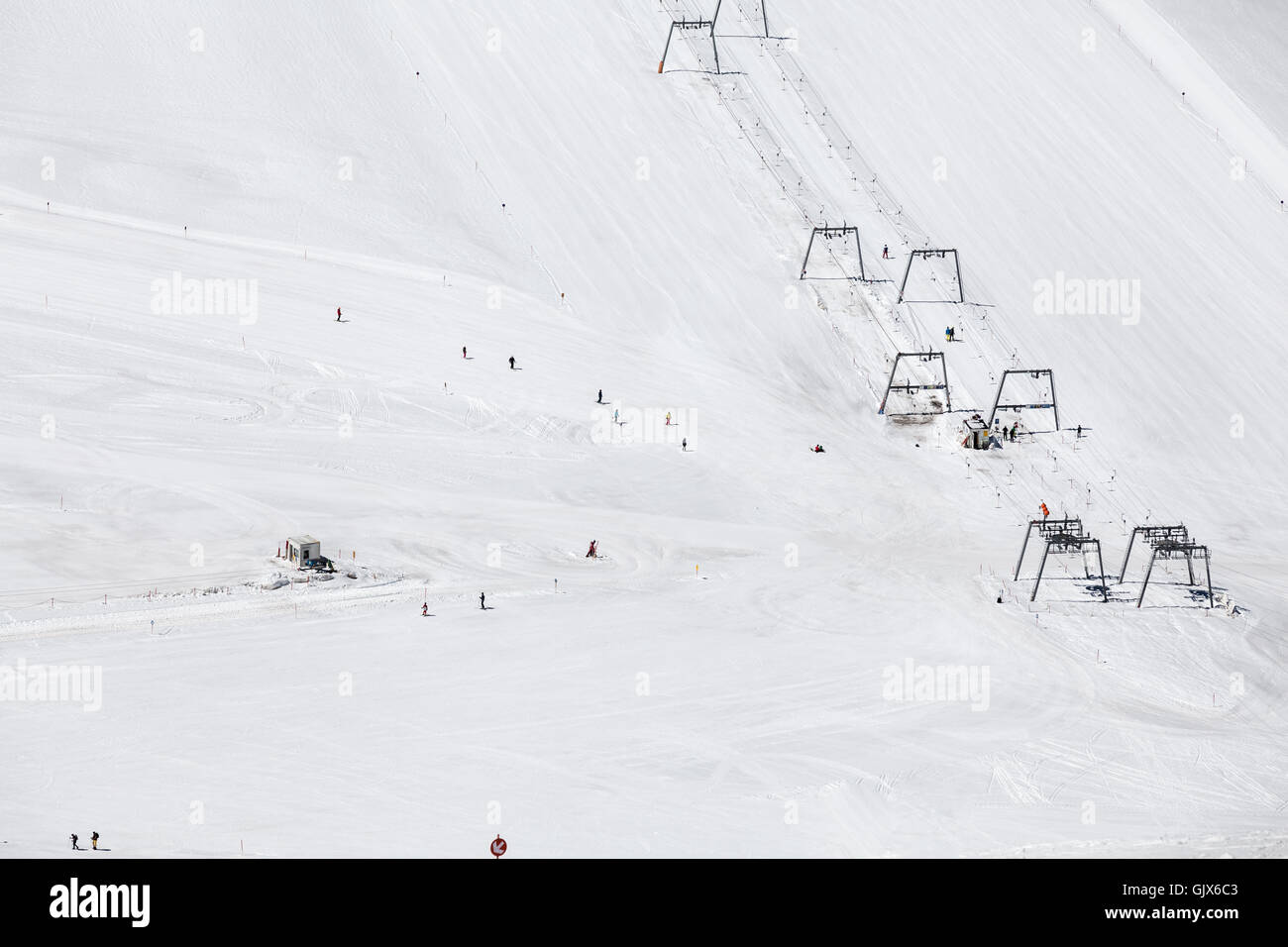 Vue d'une piste de ski avec remontées mécaniques et les skieurs en une journée d'été au glacier de Hintertux, Zillertal, Autriche Banque D'Images
