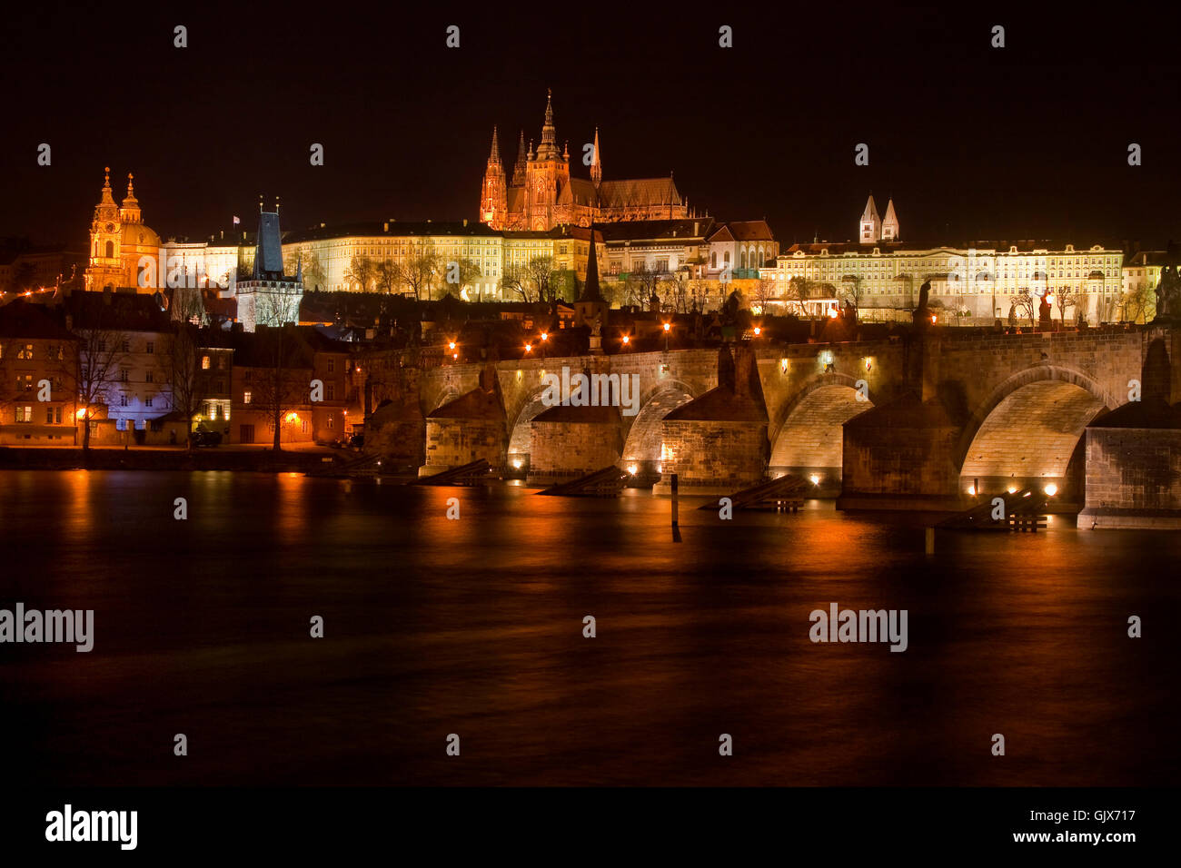 Le pont Charles et le château de Prague Banque D'Images