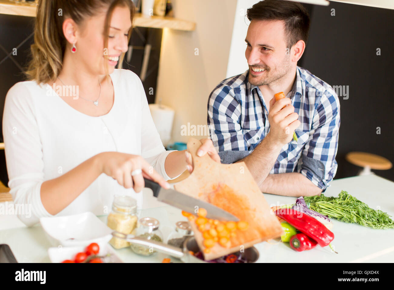 Couple ensemble dans la cuisine moderne à la maison Banque D'Images