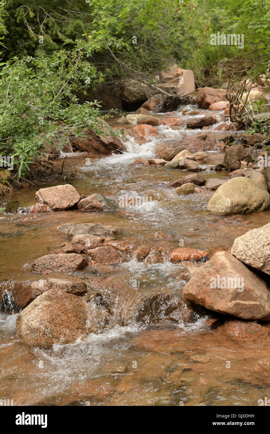 Rivière en cascade avec des roches à Colorado Springs Banque D'Images