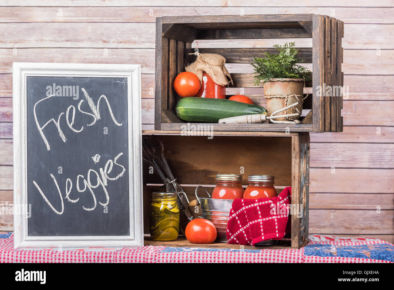 Accueil Les légumes en conserve dans des bocaux assis dans de vieux bois et d'un tableau. Banque D'Images
