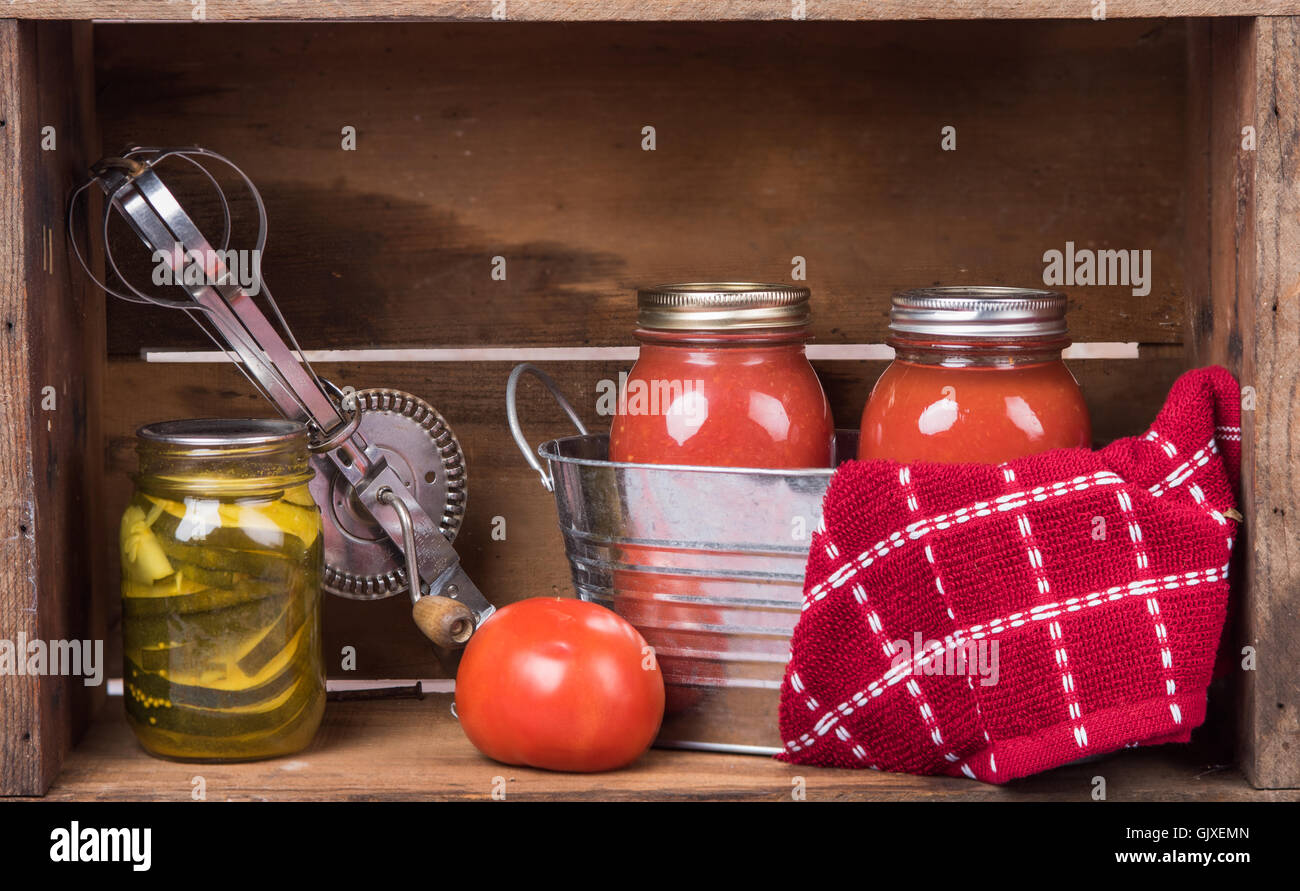 Accueil Les légumes en conserve dans des bocaux avec de vieux mixer Banque D'Images