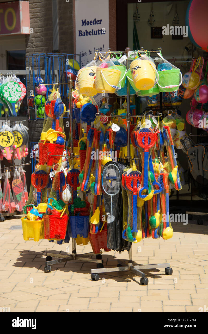 Des seaux et des pelles et autres jouets de plage à vendre à l'extérieur  d'une boutique à De Panne Belgique Photo Stock - Alamy