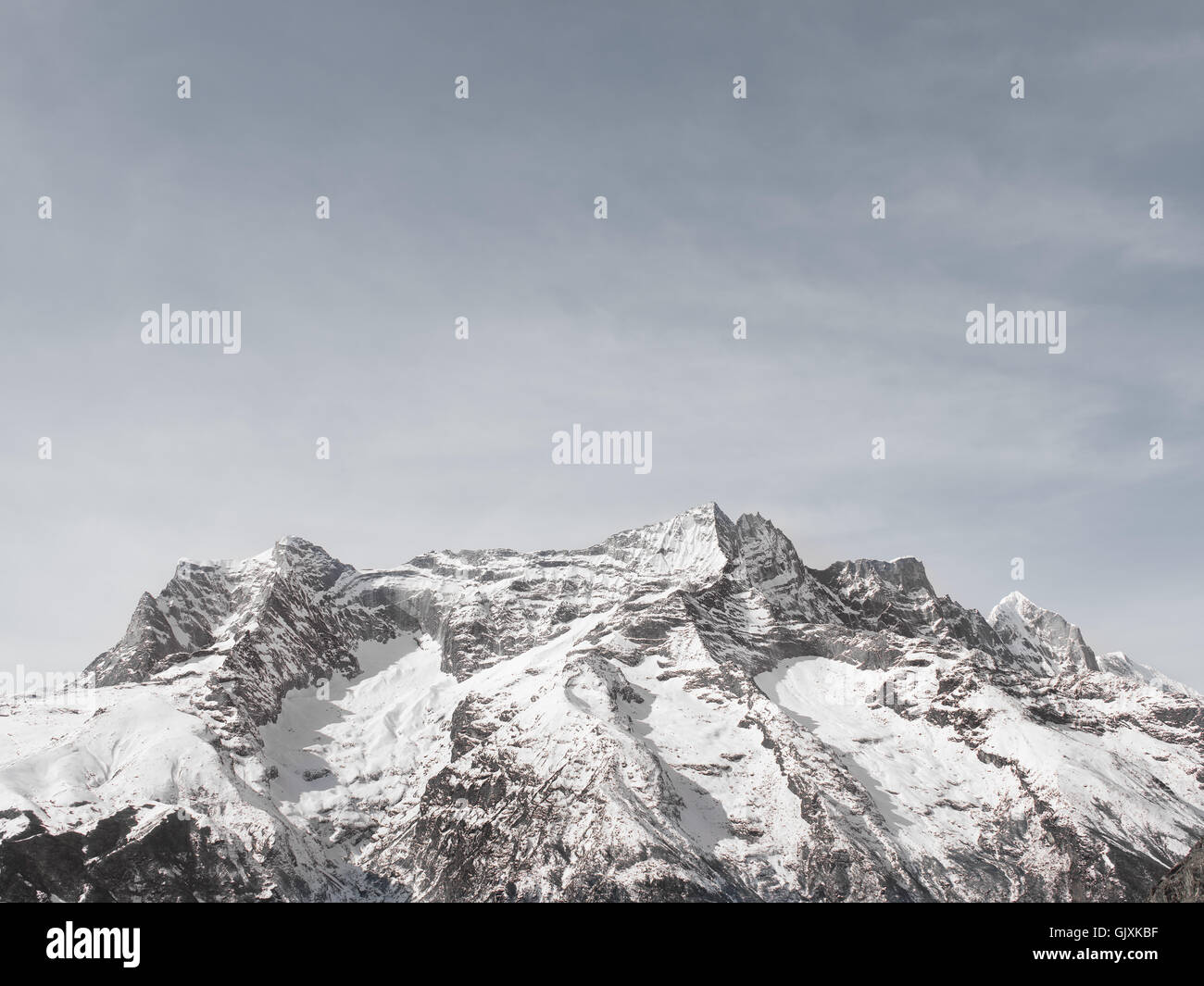 Montagnes couvertes de neige au Népal Camp de base de l'Everest Banque D'Images
