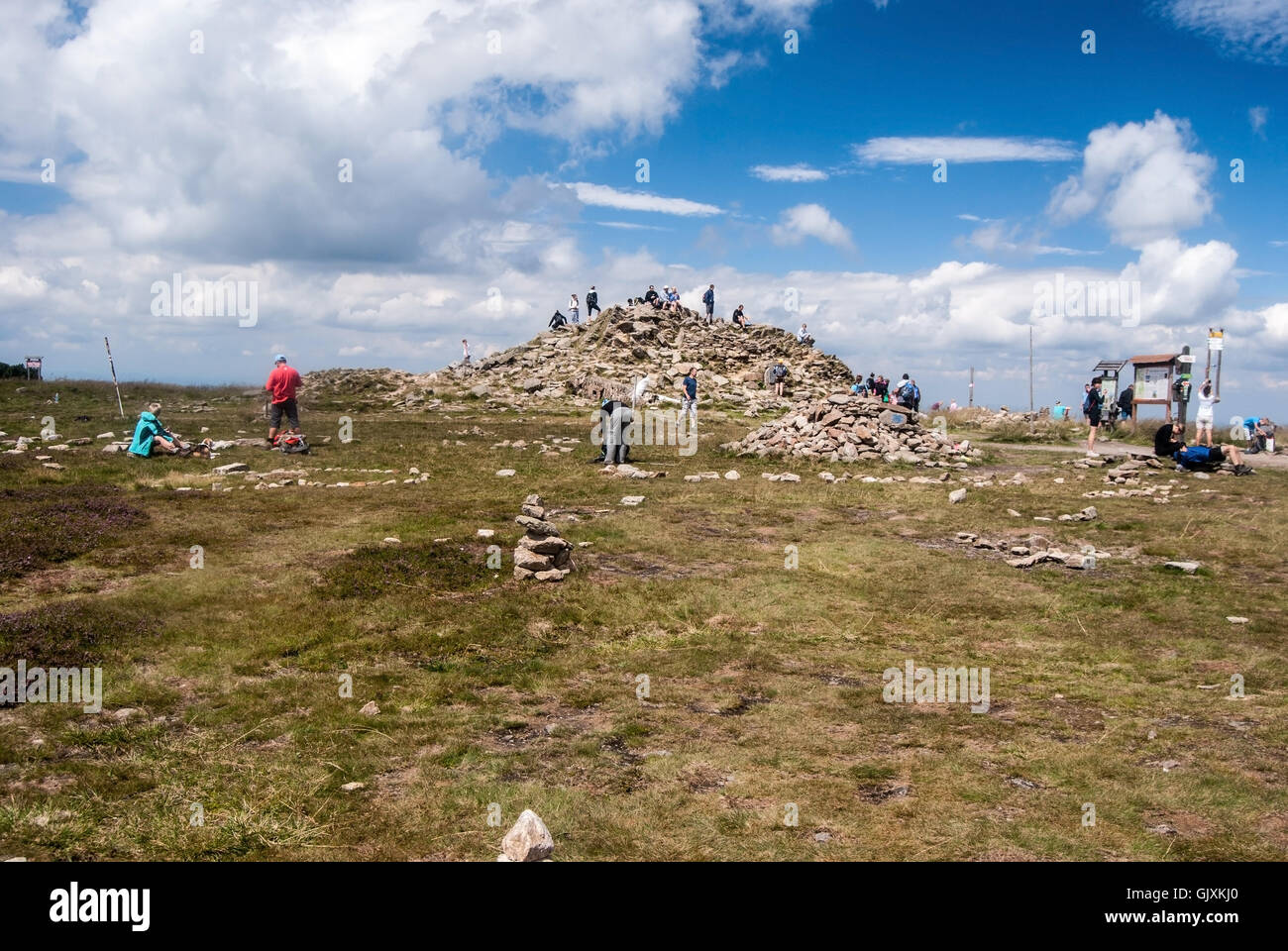 Snieznik (Kralicky Sneznik) Sommet mondial sur la colline-tchèque frontières polonaises avec ciel bleu et nuages Banque D'Images