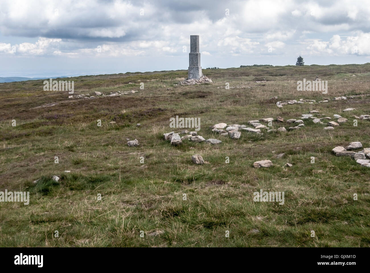 Kralicky Sneznik (Snieznik) sommet de colline avec mountain meadow, pierres et ancienne frontière stone in Polish - frontières tchèque Banque D'Images