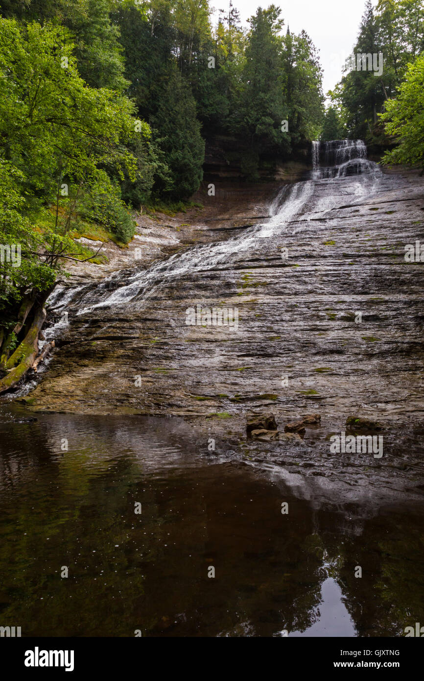 Sundell, Michigan - Laughing Whitefish Falls, qui chute de 100 pieds sur un escarpement calcaire. Banque D'Images