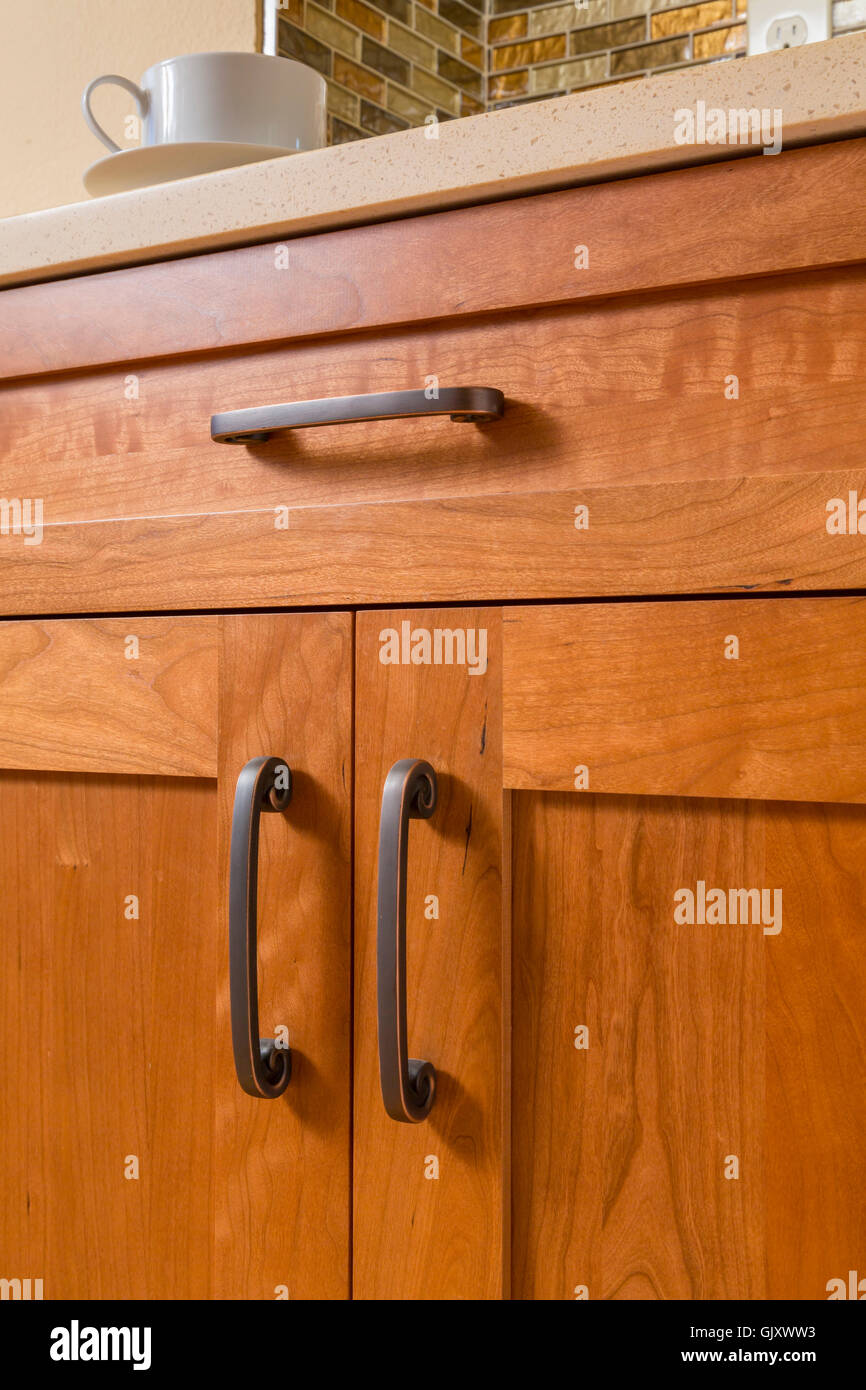 Close-up de haute qualité détails armoires en bois de cerisier avec cabinet de bronze en matériel haut de gamme contemporain accueil cuisine intérieur Banque D'Images