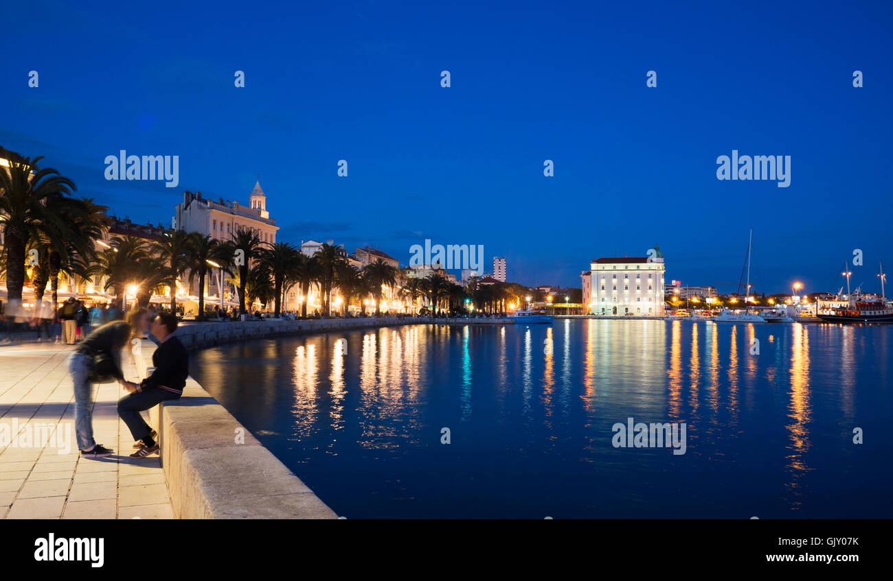 Le front de mer au crépuscule, Esplanade, Split, Croatie, la côte dalmate Banque D'Images