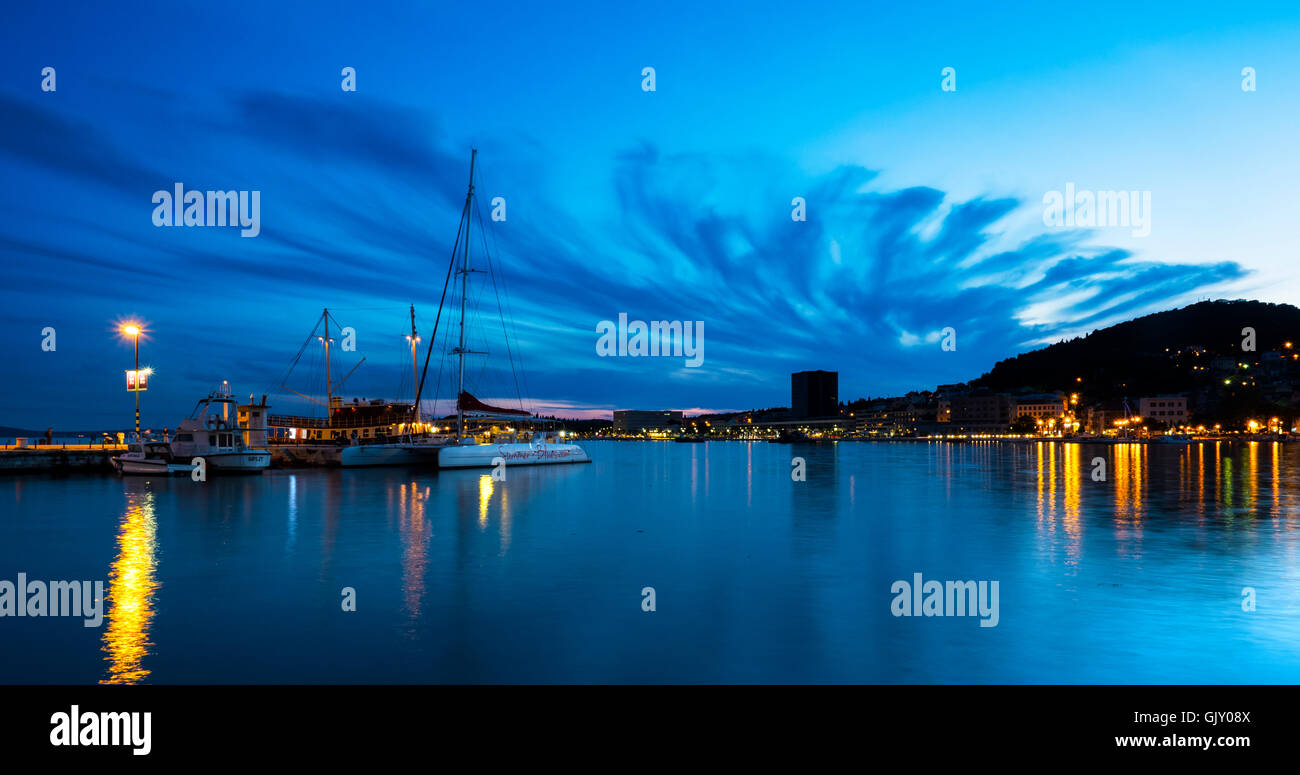 Split, Croatie, la côte dalmate, front de mer ar au crépuscule. La formation de nuages étrange Banque D'Images