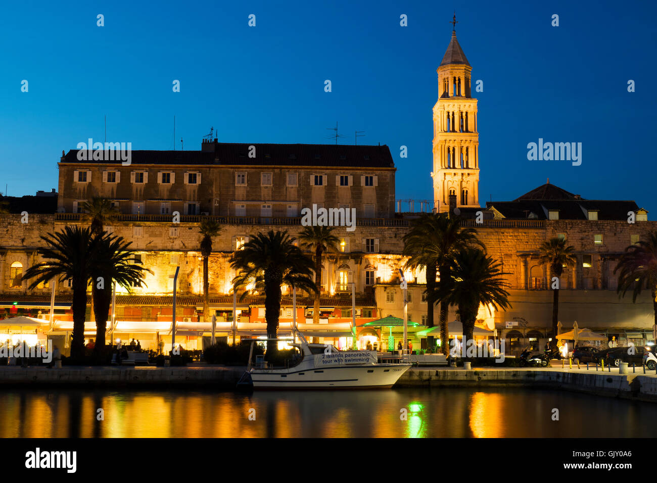 Split, Croatie, la côte dalmate, le palais de Dioclétien et Riva au crépuscule Banque D'Images
