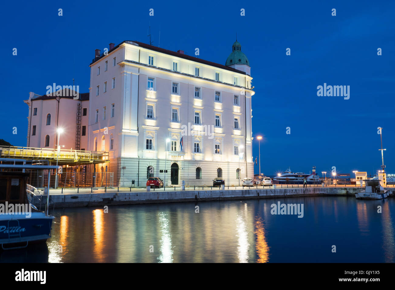 Split, Croatie, la côte dalmate, front de mer et l'Office de maîtres de port au crépuscule Banque D'Images