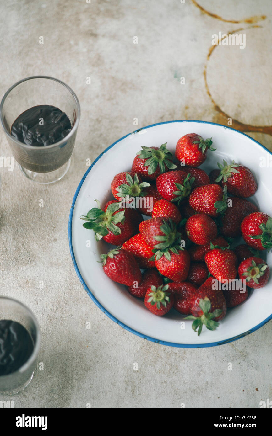 Les fraises en plaque émaillée sur la photo d'en haut Banque D'Images