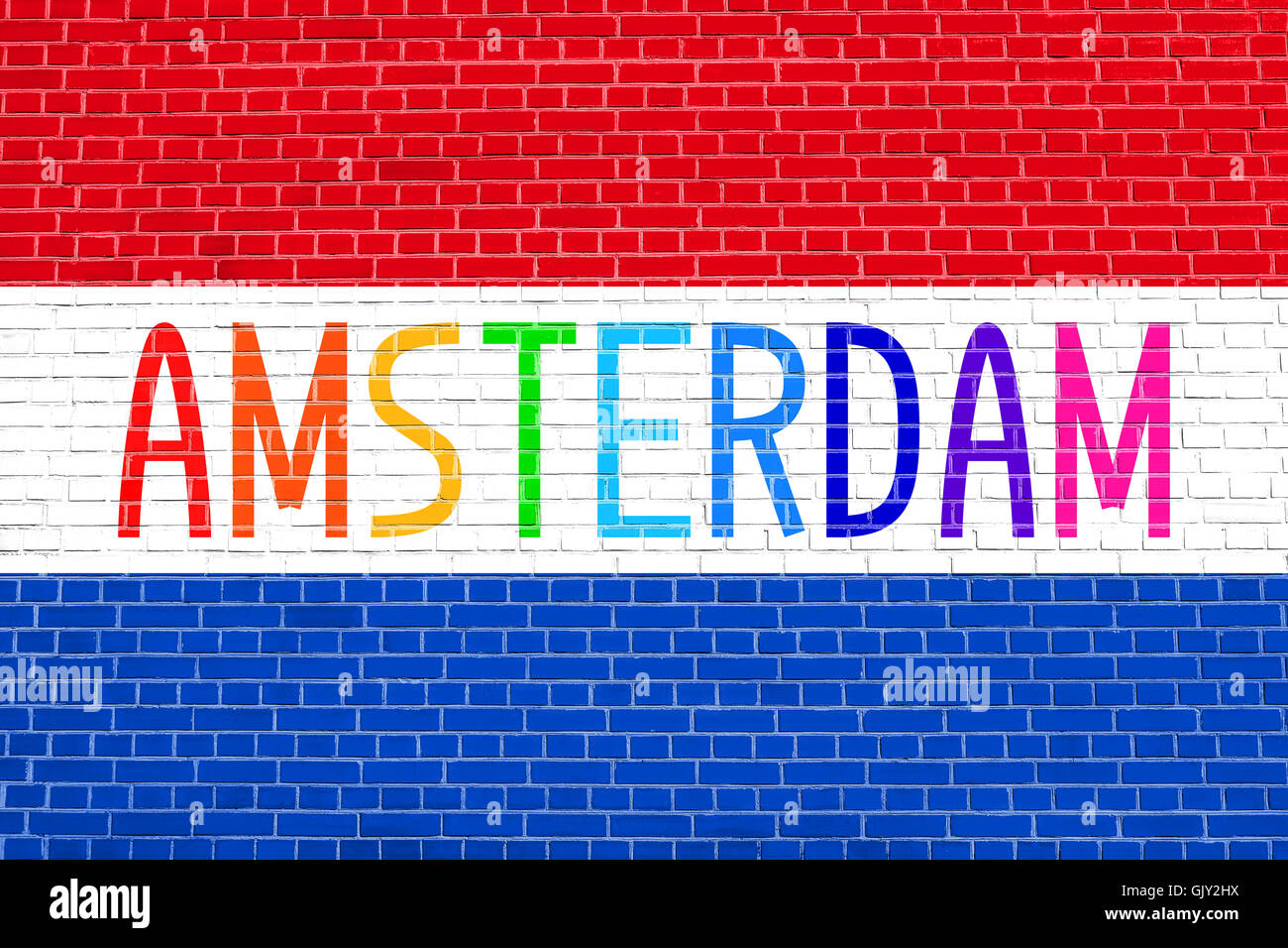 Pavillon des Pays-Bas sur mur de brique texture background. Mot multicolore Amsterdam. Banque D'Images