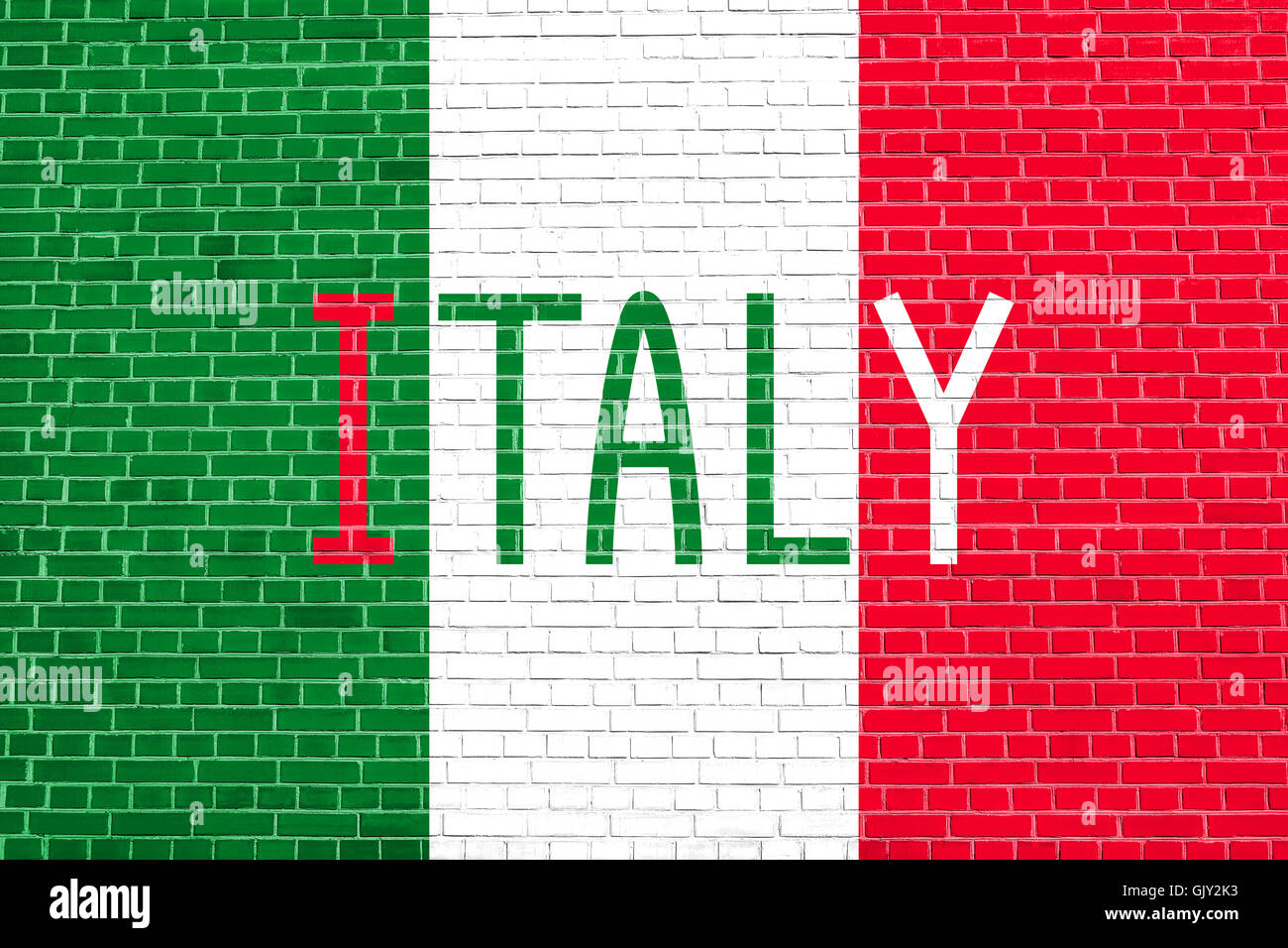 Pavillon de l'Italie sur mur de brique texture background. Drapeau national italien. Mot de l'Italie. Banque D'Images