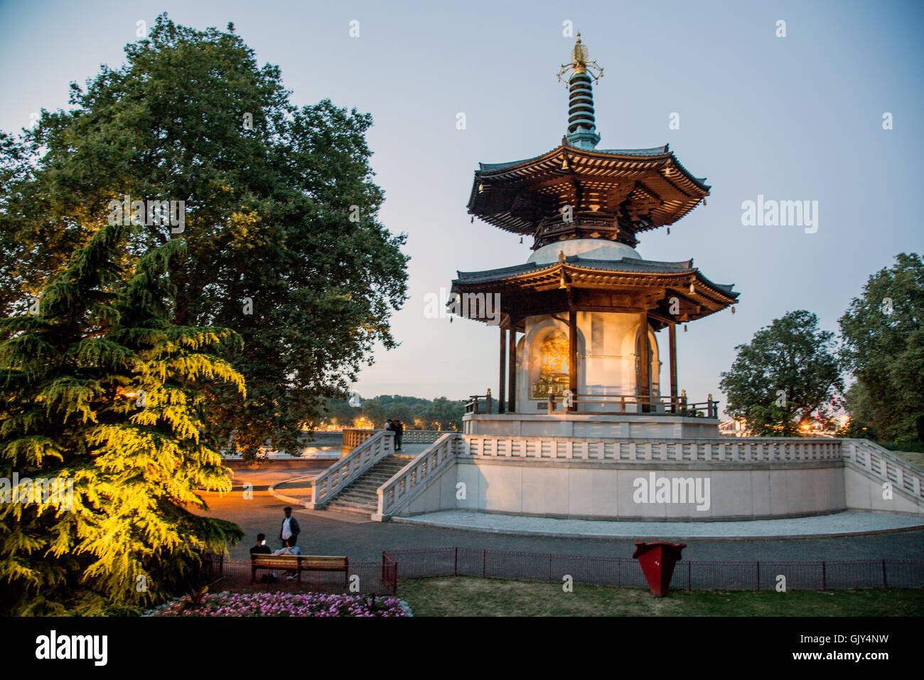 La pagode bouddhiste de la paix à Battersea Park nuit London UK Banque D'Images