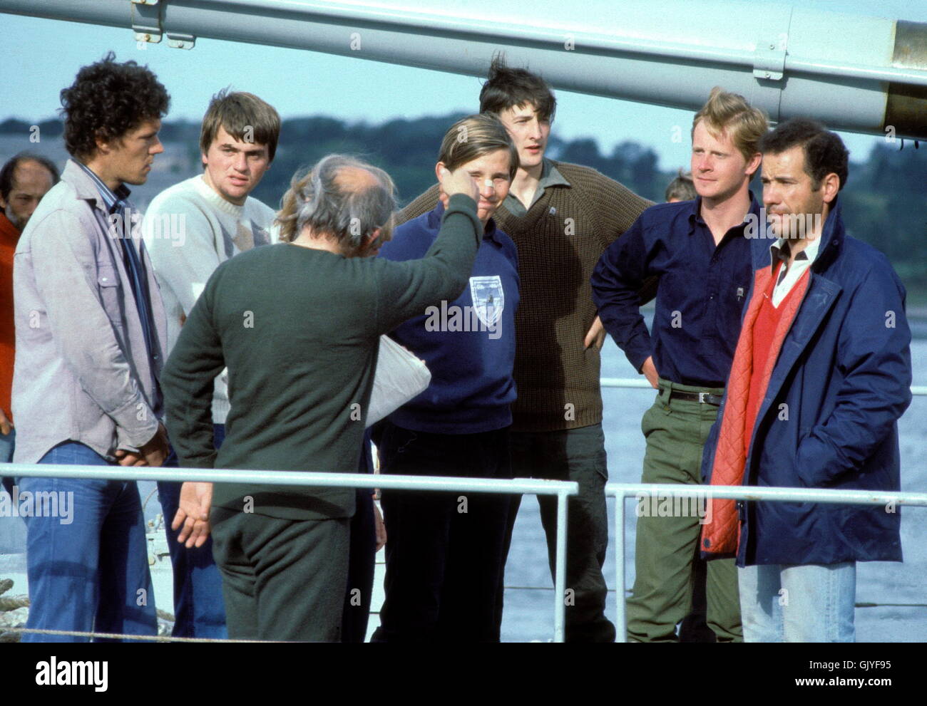 AJAX NEWS & FEATURE SERVICE. 16e Août, 1979. DEVONPORT, Angleterre. -FASTNET FIN - LES SURVIVANTS DE LA FASTNET RACE ATTENDRE SUR LE PONT DE LA FRÉGATE NÉERLANDAISE OVERIJSSEL AVANT L'ATTERRISSAGE À DEVONPORT DOCKS PLYMOUTH. PHOTO:JONATHAN EASTLAND/AJAX. réf : 318061/16. Banque D'Images