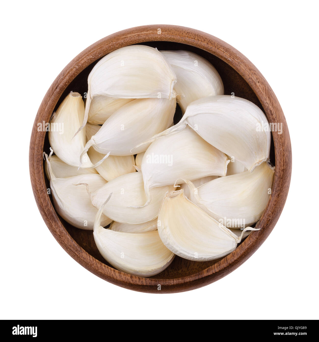 Gousses d'ail dans un bol sur fond blanc, Allium sativum, est utilisé en cuisine comme assaisonnement ou condiment et en médecine. Banque D'Images