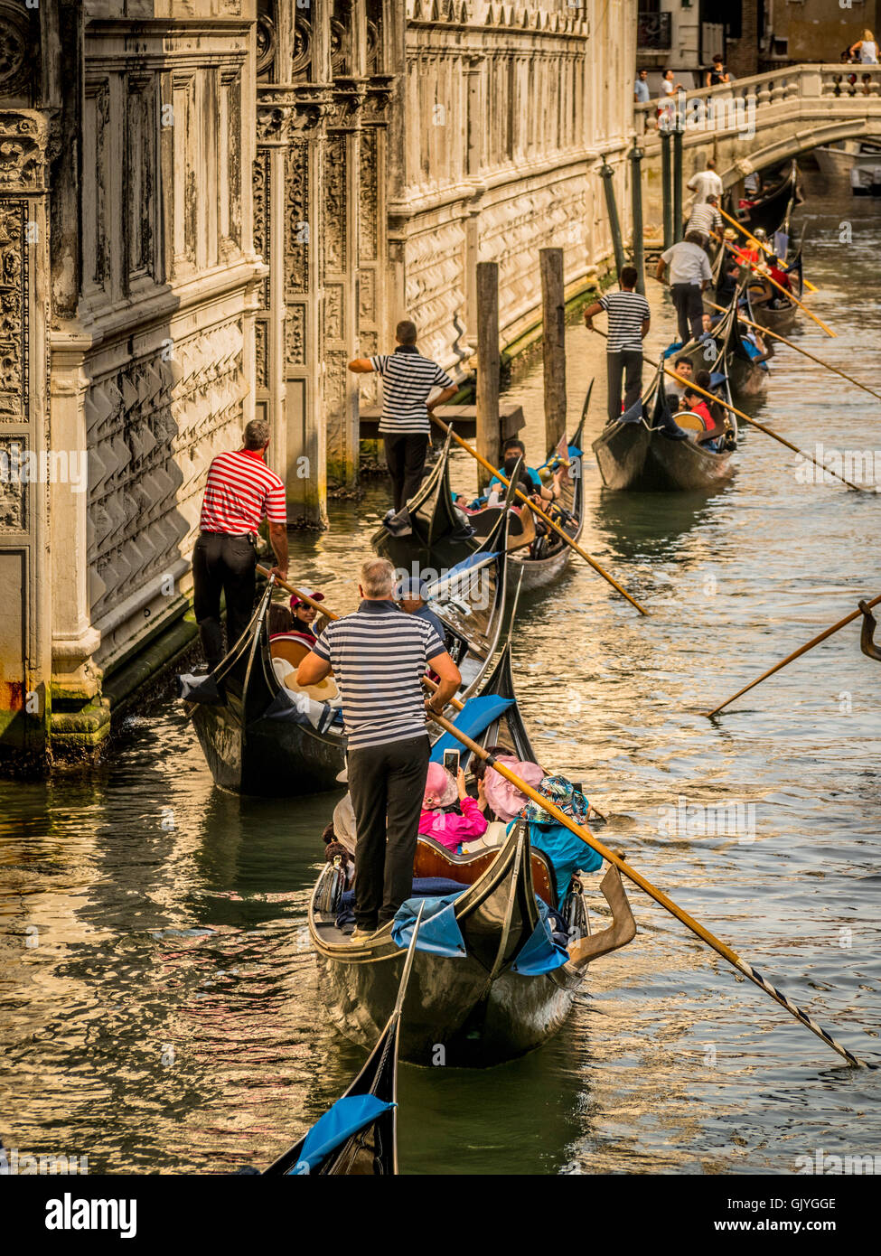 Canal occupé à Venise avec beaucoup de touristes, des gondoles transportant sur des visites touristiques. L'Italie. Banque D'Images
