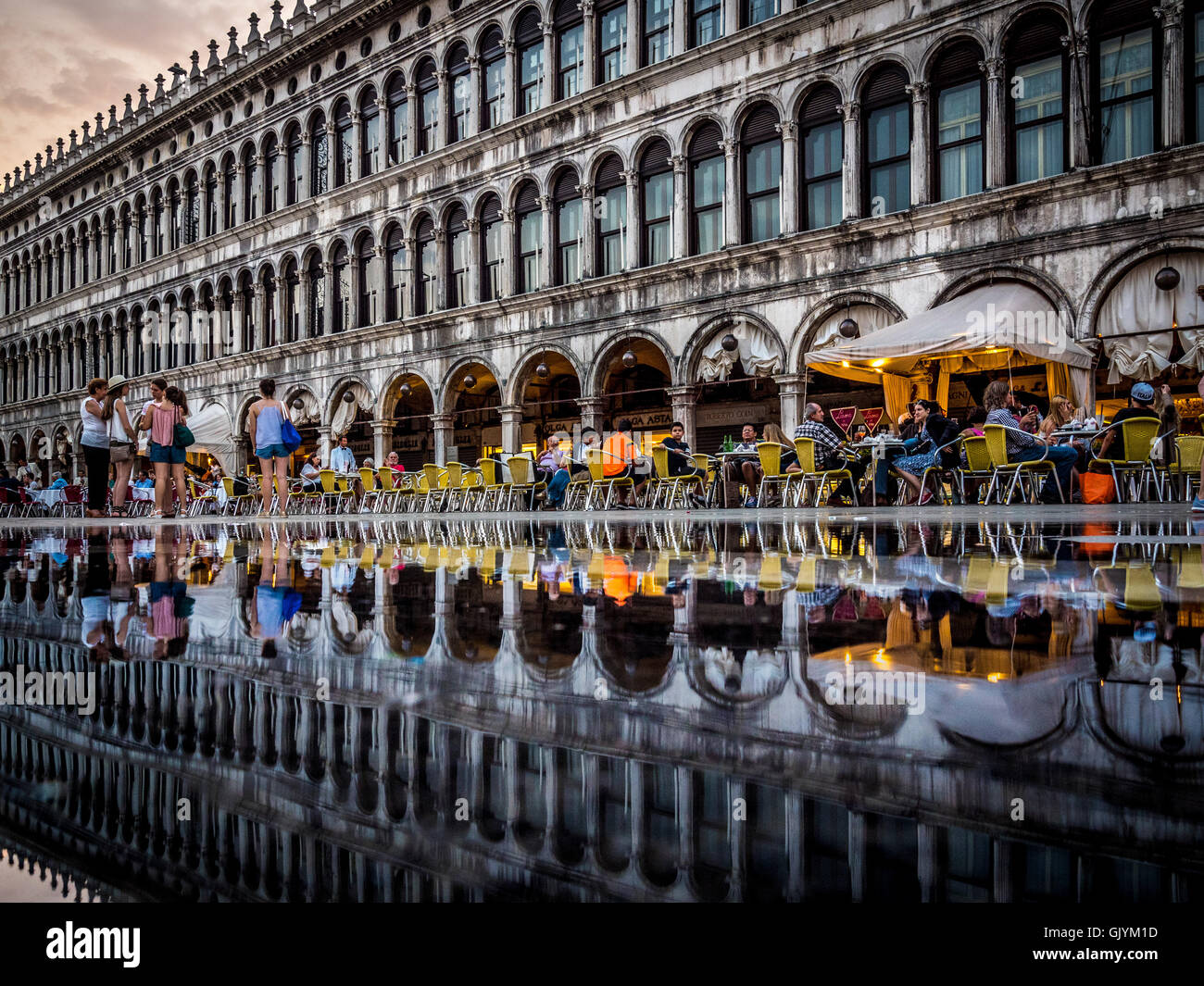 Partiellement inondée la place St Marc tourné à partir de l'angle faible. Venise, Italie. Banque D'Images