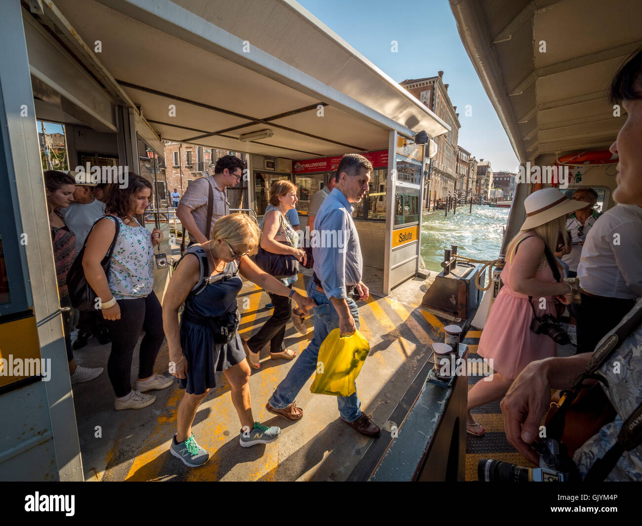 Les passagers à bord du bateau-bus ou vaporetto, sur le Grand Canal à Venise, Italie. Banque D'Images