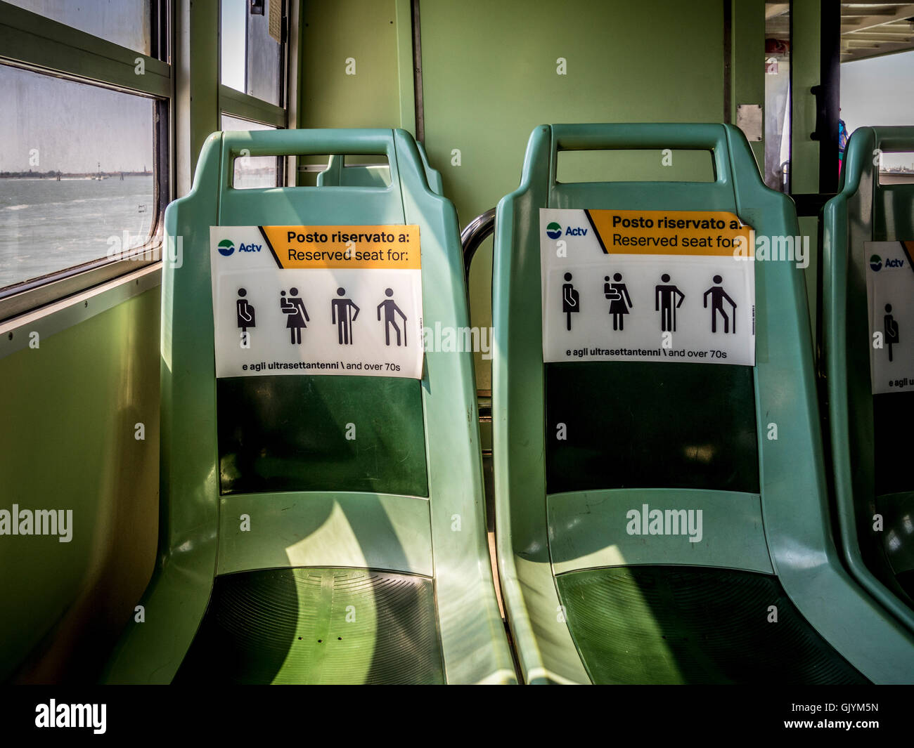 Sièges réservés pour les personnes âgées, les infirmes et les femmes enceintes, sur un vaporetto, Venise, Italie. Banque D'Images