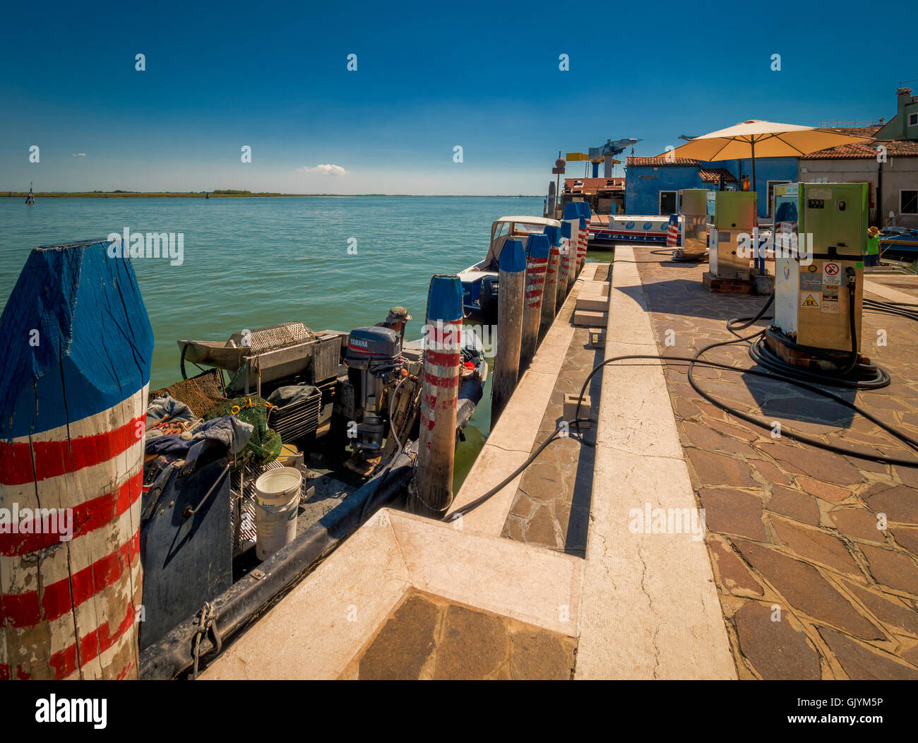 Station de remplissage essence bateau sur l'île de Burano, Venise, Italie. Banque D'Images