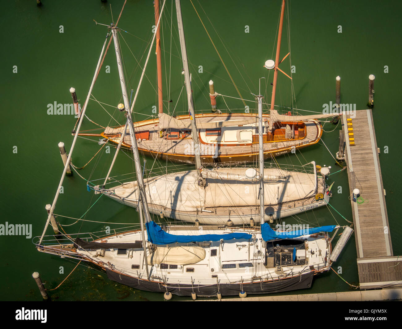 Vue aérienne de bateaux amarrés dans la marina, sur l'île de San Giorgio Maggiore. Venise, Italie. Banque D'Images