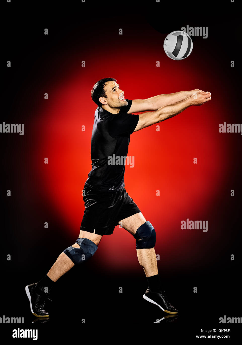 Portrait d'un joueur de volley-ball homme isolé sur fond noir coloré Banque D'Images