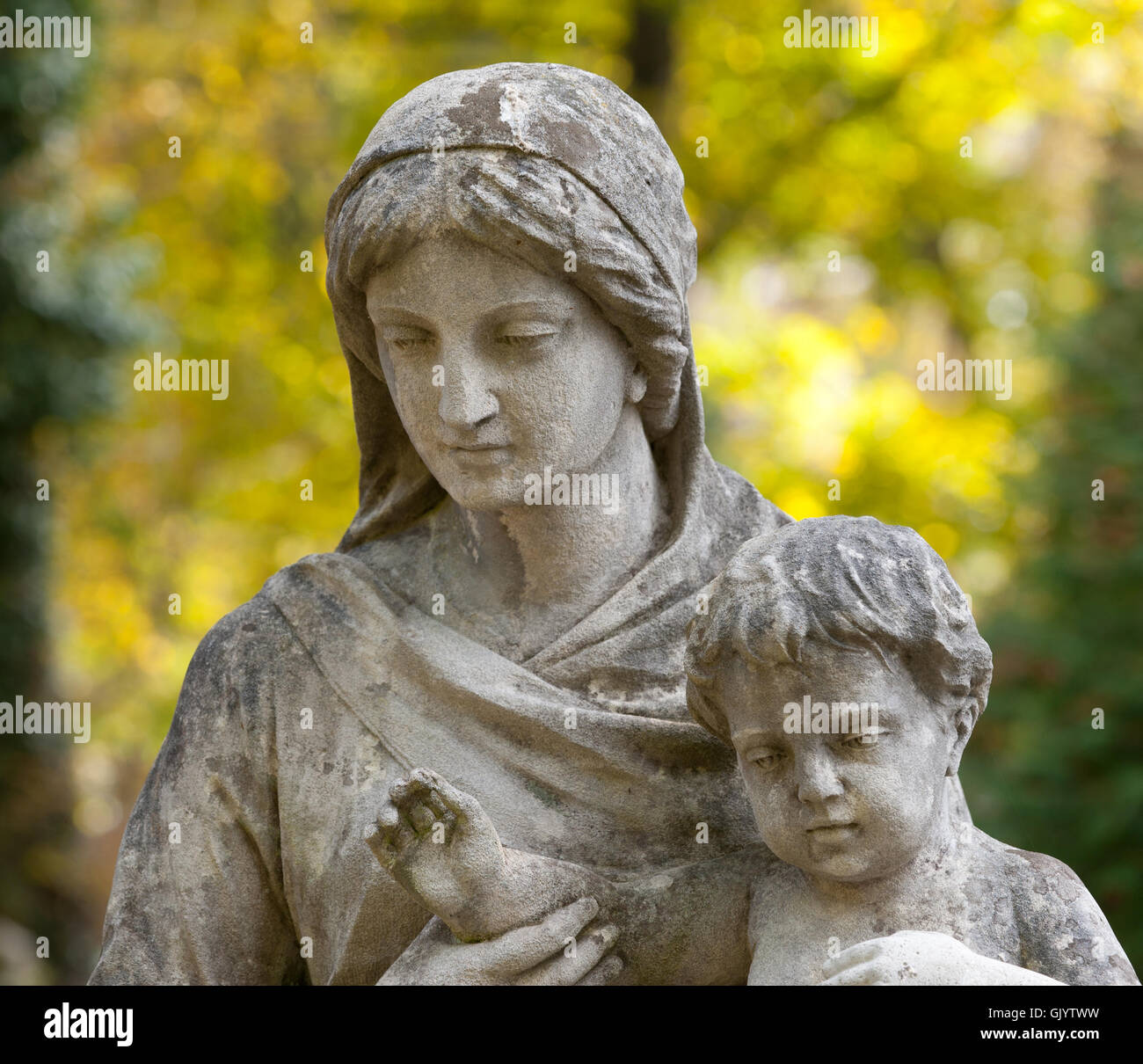 Monument de la femme avec l'enfant sur un cimetière Banque D'Images