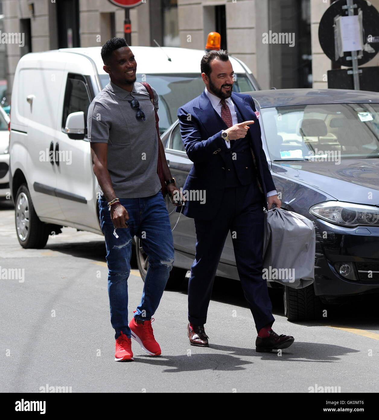 Footballeur Camerounais Samuel Eto'o avec styliste Alessandro Martorana à Milan. Avec : Samuel Eto'o, Alessandro Martorana Où : Milan, Italie Quand : 25 mai 2016 Credit : IPA/WENN.com **Uniquement disponible pour publication au Royaume-Uni, USA, Allemagne, Autriche, Suisse Banque D'Images