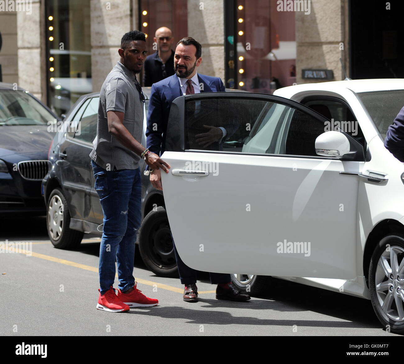 Footballeur Camerounais Samuel Eto'o avec styliste Alessandro Martorana à Milan. Avec : Samuel Eto'o, Alessandro Martorana Où : Milan, Italie Quand : 25 mai 2016 Credit : IPA/WENN.com **Uniquement disponible pour publication au Royaume-Uni, USA, Allemagne, Autriche, Suisse Banque D'Images