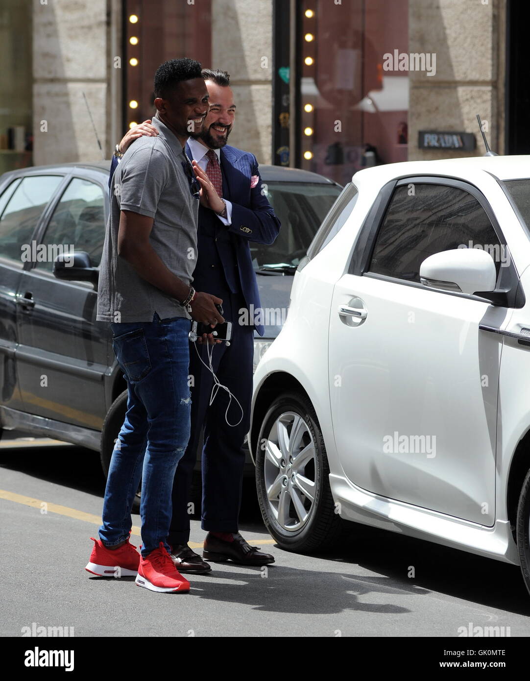 Footballeur Camerounais Samuel Eto'o avec styliste Alessandro Martorana à Milan. Avec : Samuel Eto'o, Alessandro Martorana Où : Milan, Italie Quand : 25 mai 2016 Credit : IPA/WENN.com **Uniquement disponible pour publication au Royaume-Uni, USA, Allemagne, Autriche, Suisse Banque D'Images