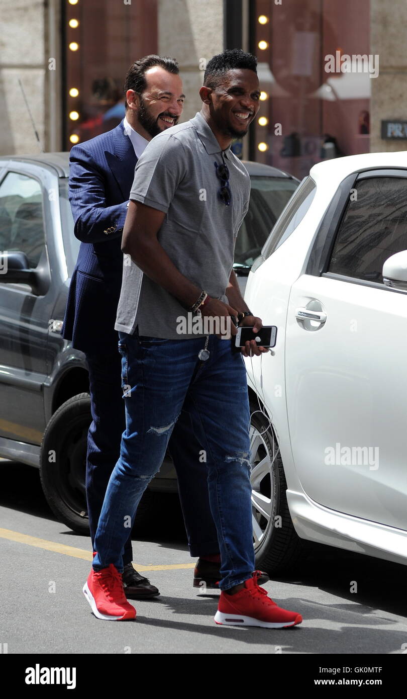 Footballeur Camerounais Samuel Eto'o avec styliste Alessandro Martorana à Milan. Avec : Samuel Eto'o, Alessandro Martorana Où : Milan, Italie Quand : 25 mai 2016 Credit : IPA/WENN.com **Uniquement disponible pour publication au Royaume-Uni, USA, Allemagne, Autriche, Suisse Banque D'Images