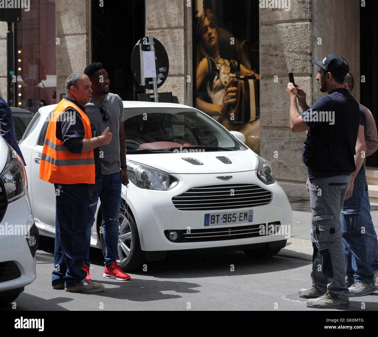Footballeur Camerounais Samuel Eto'o avec styliste Alessandro Martorana à Milan. Avec : Samuel Eto'o, Alessandro Martorana Où : Milan, Italie Quand : 25 mai 2016 Credit : IPA/WENN.com **Uniquement disponible pour publication au Royaume-Uni, USA, Allemagne, Autriche, Suisse Banque D'Images