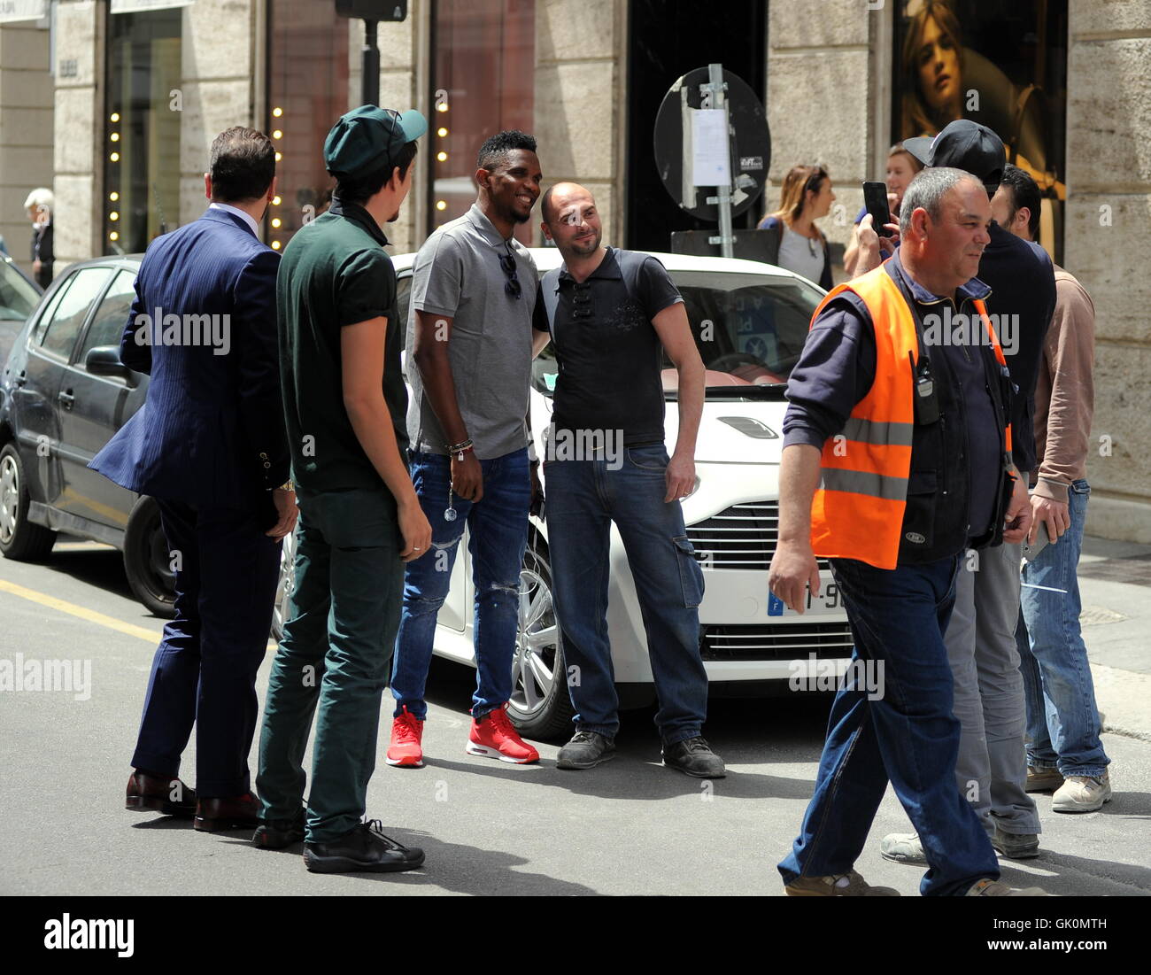 Footballeur Camerounais Samuel Eto'o avec styliste Alessandro Martorana à Milan. Avec : Samuel Eto'o, Alessandro Martorana Où : Milan, Italie Quand : 25 mai 2016 Credit : IPA/WENN.com **Uniquement disponible pour publication au Royaume-Uni, USA, Allemagne, Autriche, Suisse Banque D'Images