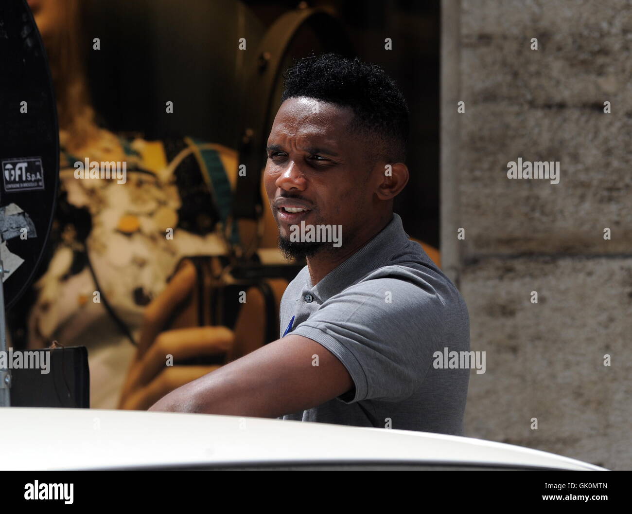 Footballeur Camerounais Samuel Eto'o avec styliste Alessandro Martorana à Milan. Avec : Samuel Eto'o Où : Milan, Italie Quand : 25 mai 2016 Credit : IPA/WENN.com **Uniquement disponible pour publication au Royaume-Uni, USA, Allemagne, Autriche, Suisse. Aucune utilisation Web.** Banque D'Images