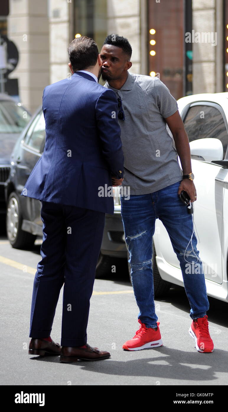 Footballeur Camerounais Samuel Eto'o avec styliste Alessandro Martorana à Milan. Avec : Samuel Eto'o, Alessandro Martorana Où : Milan, Italie Quand : 25 mai 2016 Credit : IPA/WENN.com **Uniquement disponible pour publication au Royaume-Uni, USA, Allemagne, Autriche, Suisse Banque D'Images