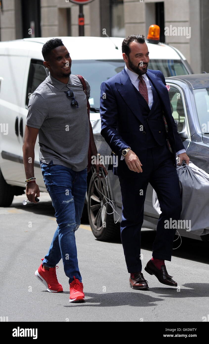 Footballeur Camerounais Samuel Eto'o avec styliste Alessandro Martorana à Milan. Avec : Samuel Eto'o, Alessandro Martorana Où : Milan, Italie Quand : 25 mai 2016 Credit : IPA/WENN.com **Uniquement disponible pour publication au Royaume-Uni, USA, Allemagne, Autriche, Suisse Banque D'Images