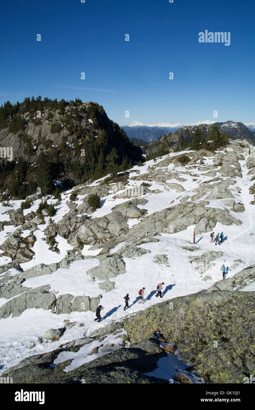 Plusieurs Randonneurs Mount Seymour, Colombie-Britannique escalade à premier pic Sommet avec une vallée de montagne et Ciel bleu horizon Banque D'Images