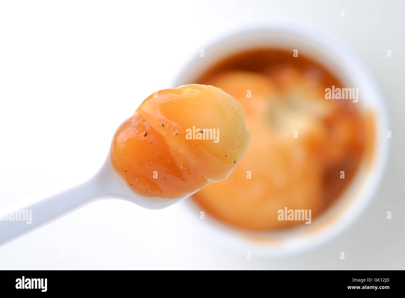 Purée de pommes de terre avec la sauce et cuillère Banque D'Images