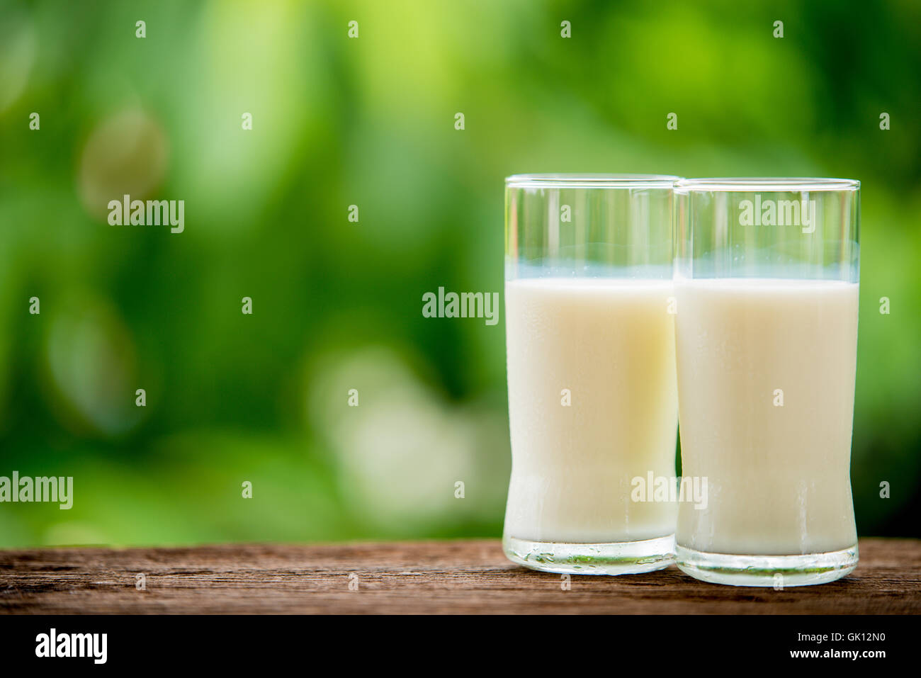 Verre de lait sur la table avec la nature background Banque D'Images