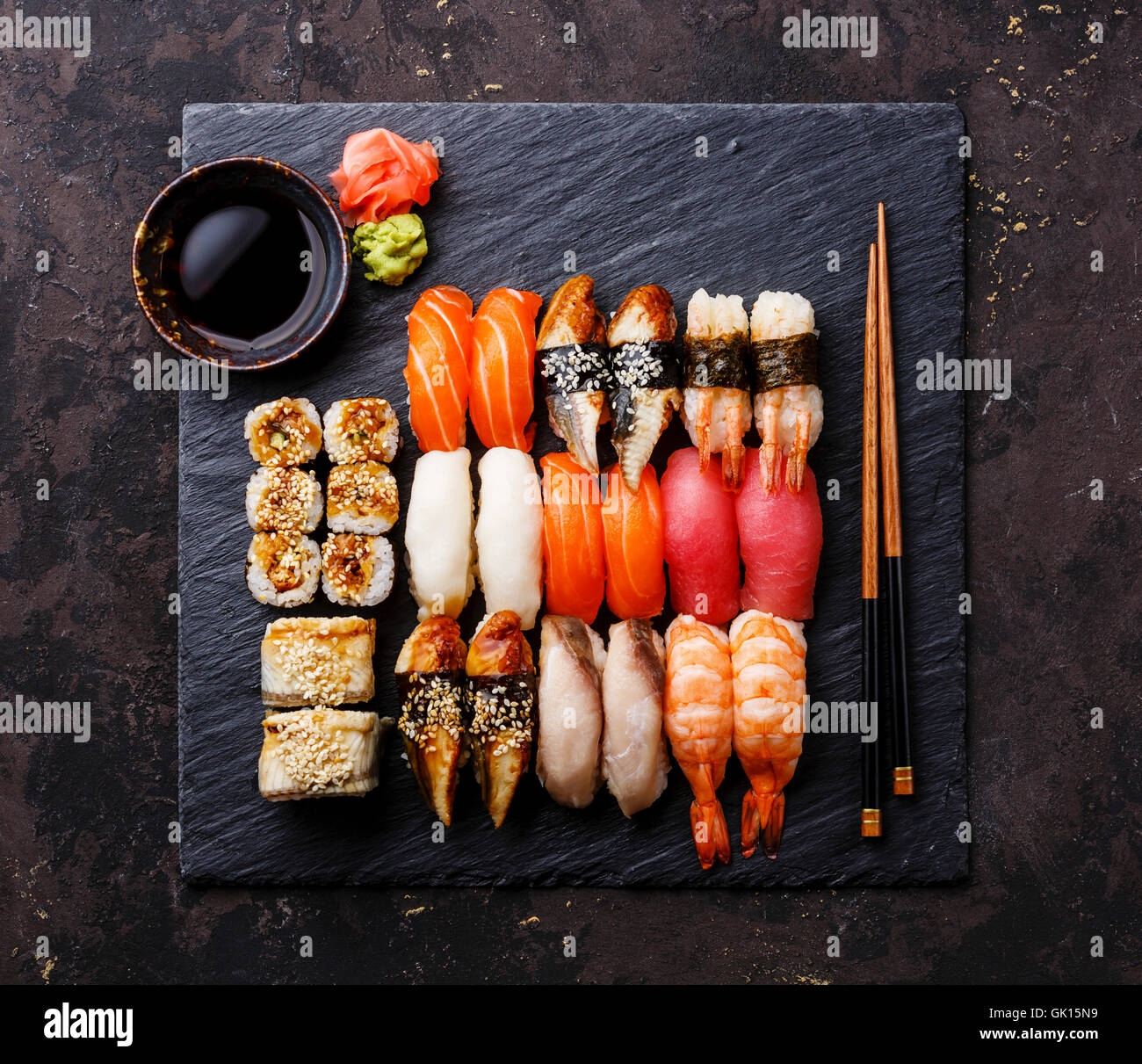 Set à Sushi nigiri et rouleaux de sushi sur la plaque d'ardoise noire board Banque D'Images