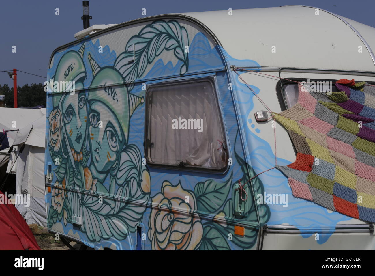 Calais, France. Août 17, 2016. Une caravane est peint avec art, représentant l'espoir et l'amour de ses habitants. Plus de 9 000 réfugiés vivent dans le camp de réfugiés de Calais, appelé la Jungle. Ils sont tous sur leur chemin vers le Royaume-Uni et sont bloqués ici, que la Manche est très surveillée par la police française et anglaise ainsi que des clôtures et des barbelés. Crédit : Michael Debets/Pacific Press/Alamy Live News Banque D'Images