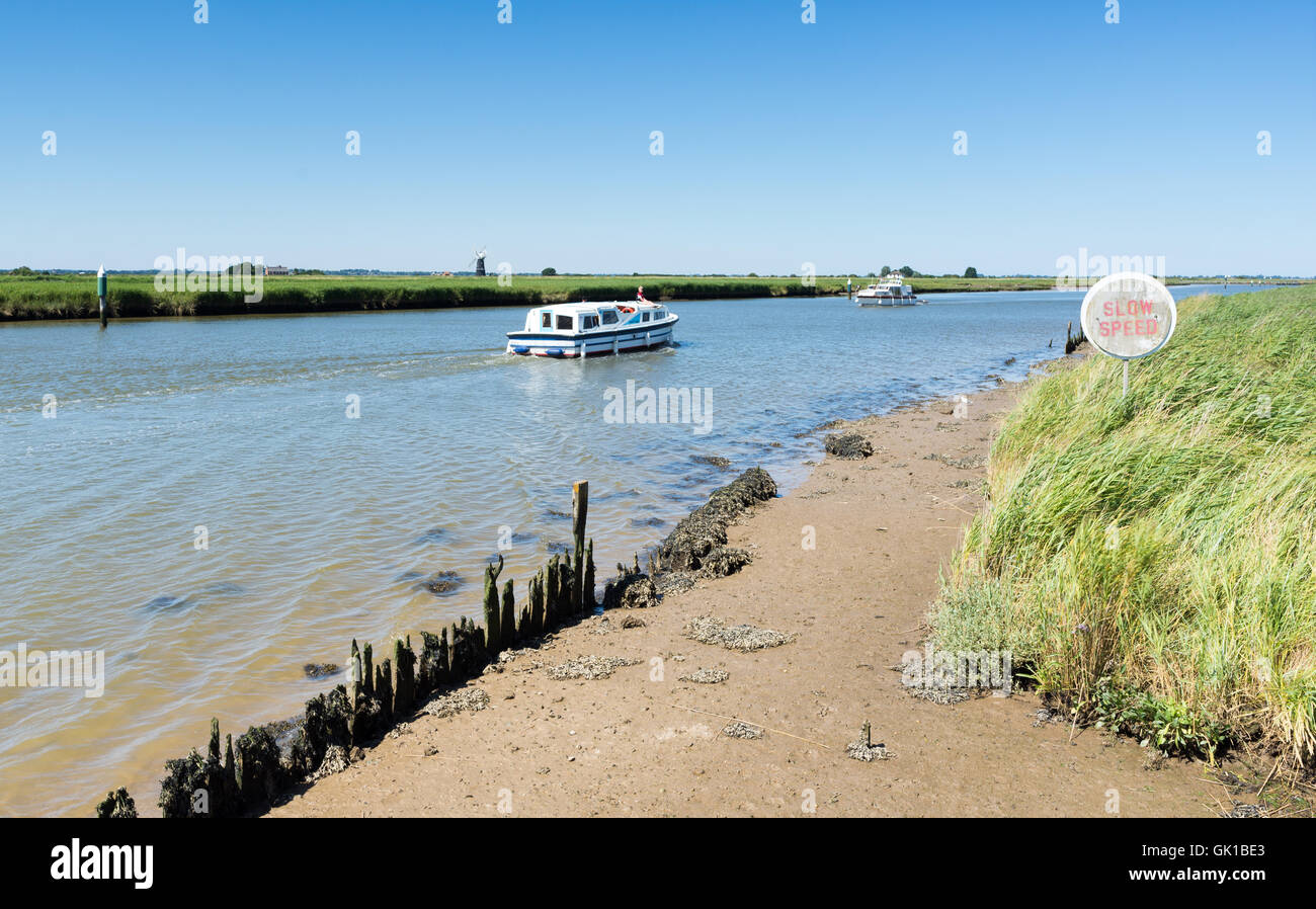 Croisières sur la voie navigable détendue Classic" dans la région de East Anglia au Royaume-Uni. Banque D'Images