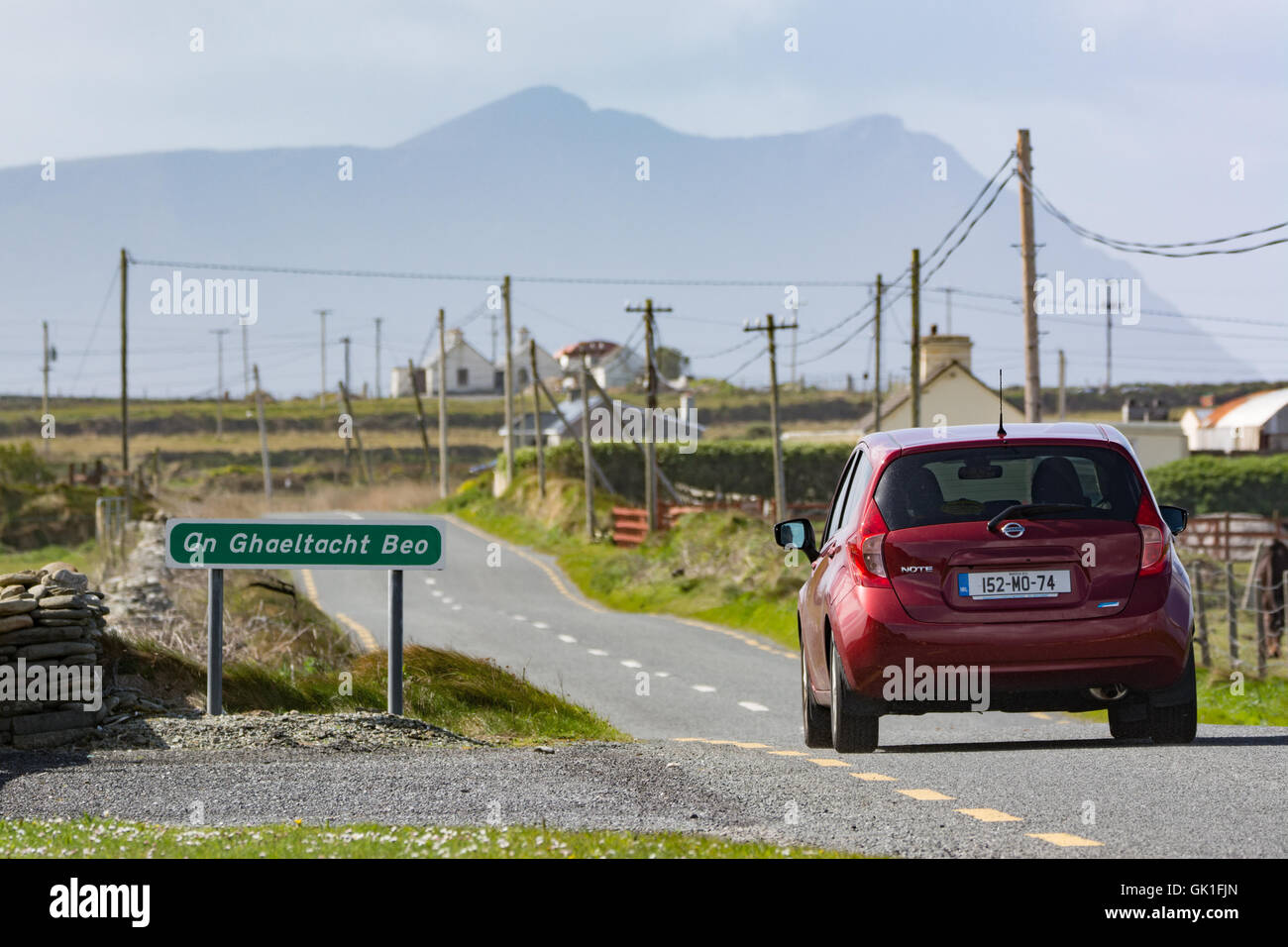 Voiture conduit au-delà d'un signe de vie Ghaeltacht Beo (région de langue irlandaise) près de Belmullet de Mayo sur la côte ouest de l'Irlande Banque D'Images