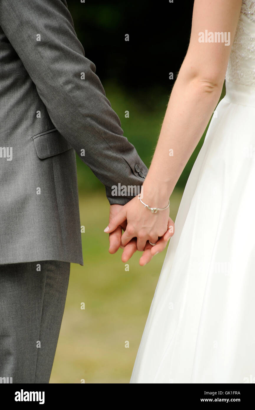 Newly wed couple holding hands Banque D'Images