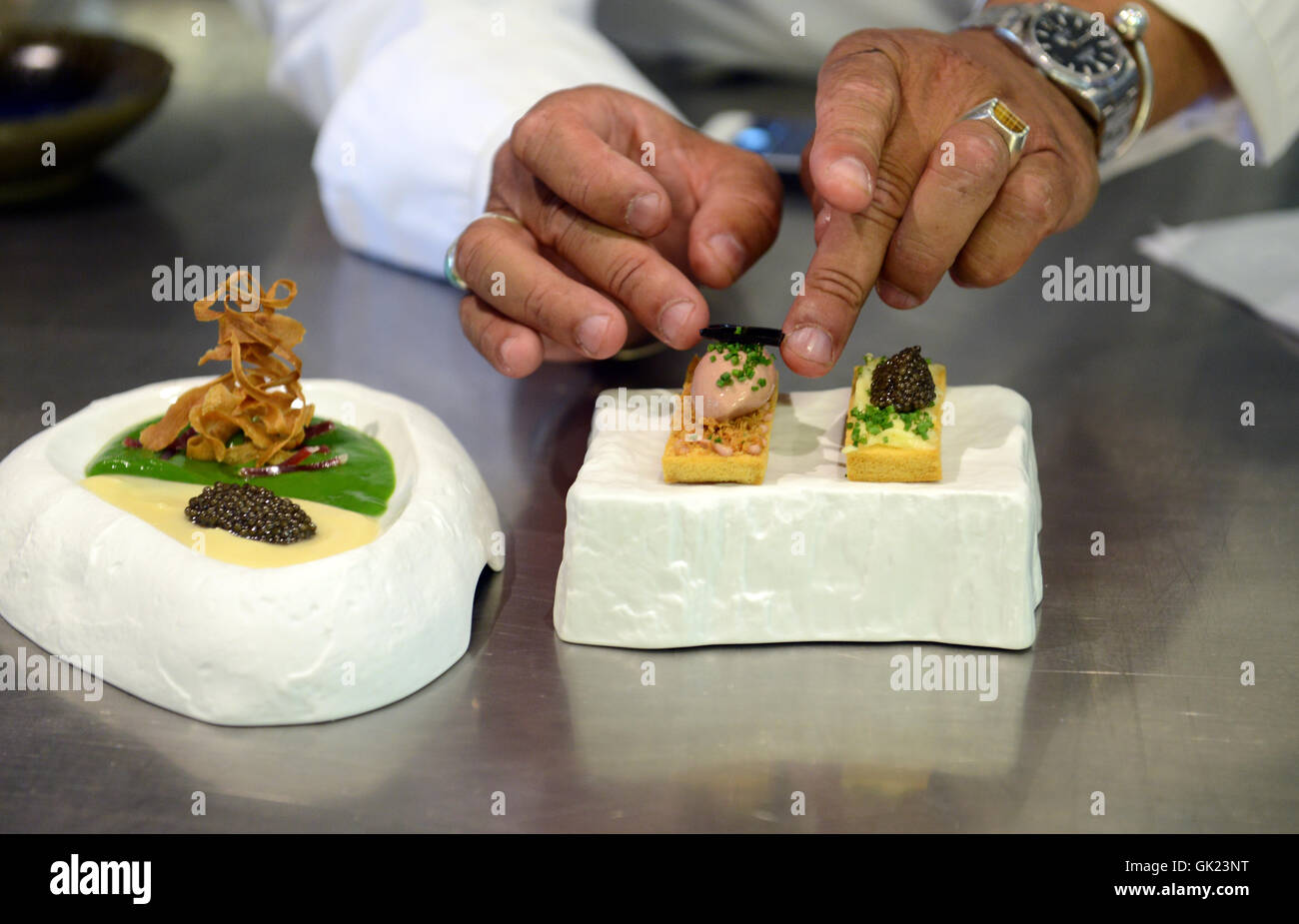 La préparation d'un plat signature du chef de l'élégant restaurant Rotterdam FG laboratoires alimentaires. Banque D'Images