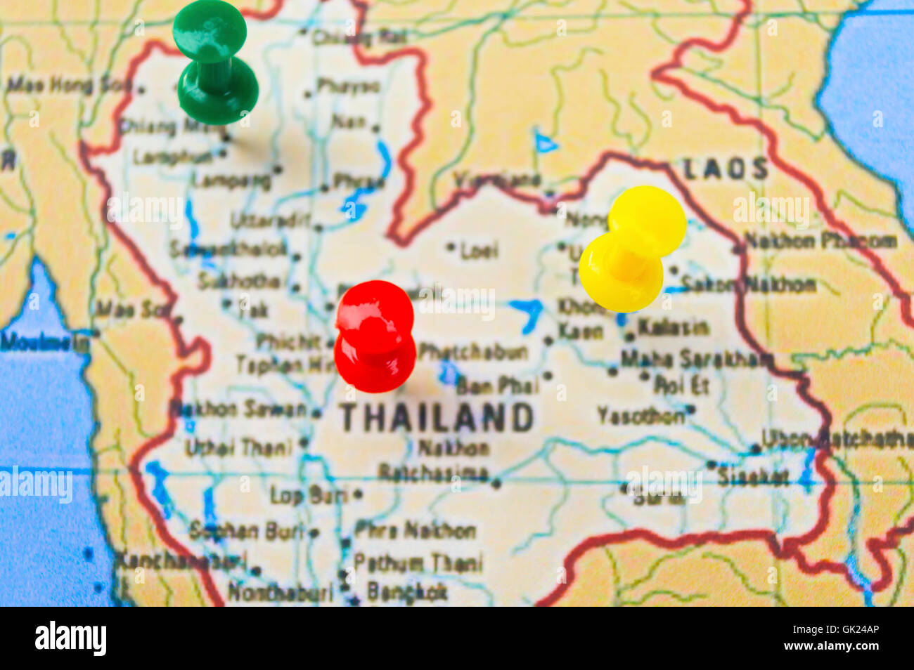 Aller à l'aventure ! La carte et le passeport sur une table en bois. Vue d'en haut. Banque D'Images