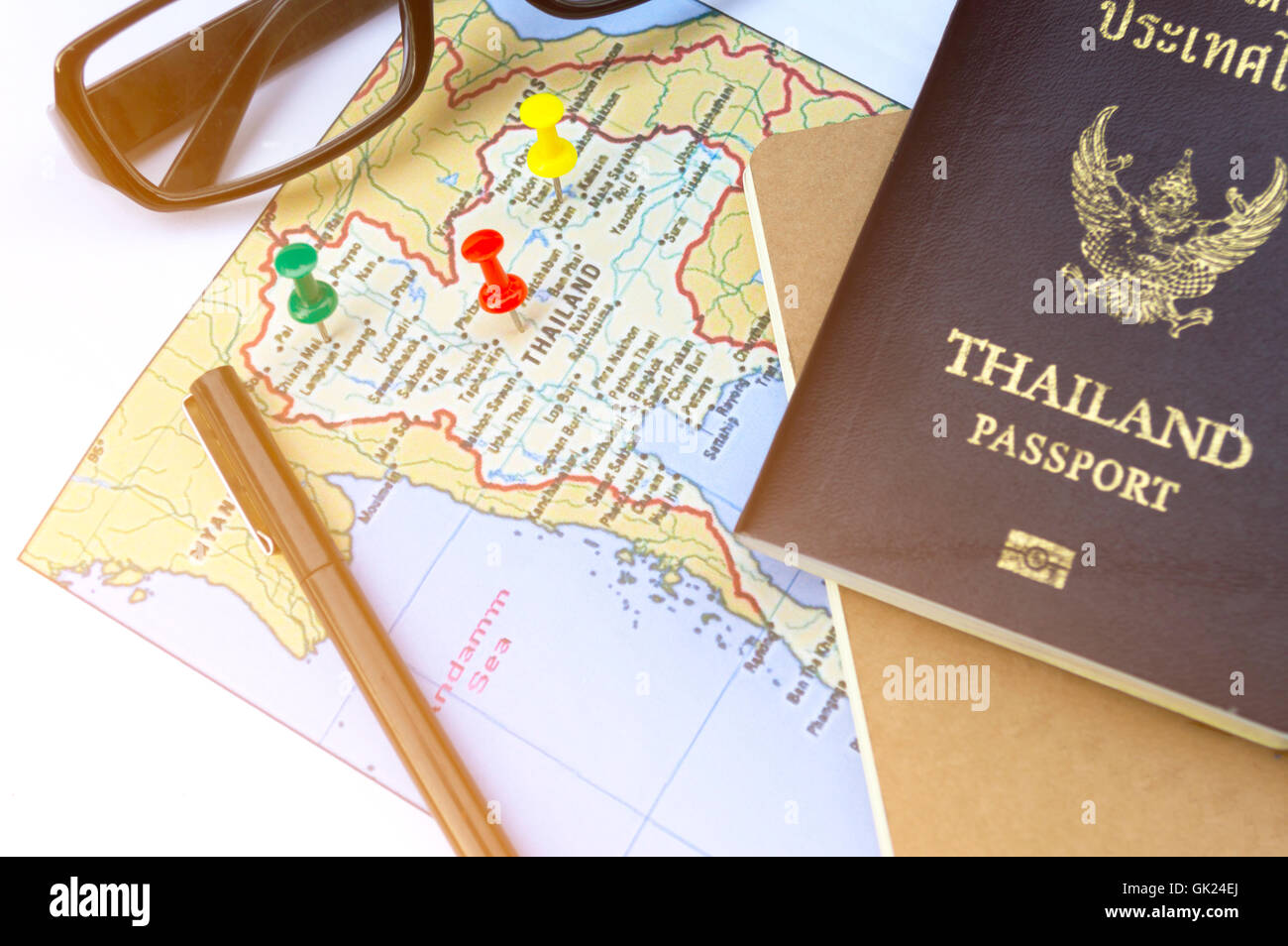 Aller à l'aventure ! La carte et le passeport sur une table en bois. Vue d'en haut. Banque D'Images